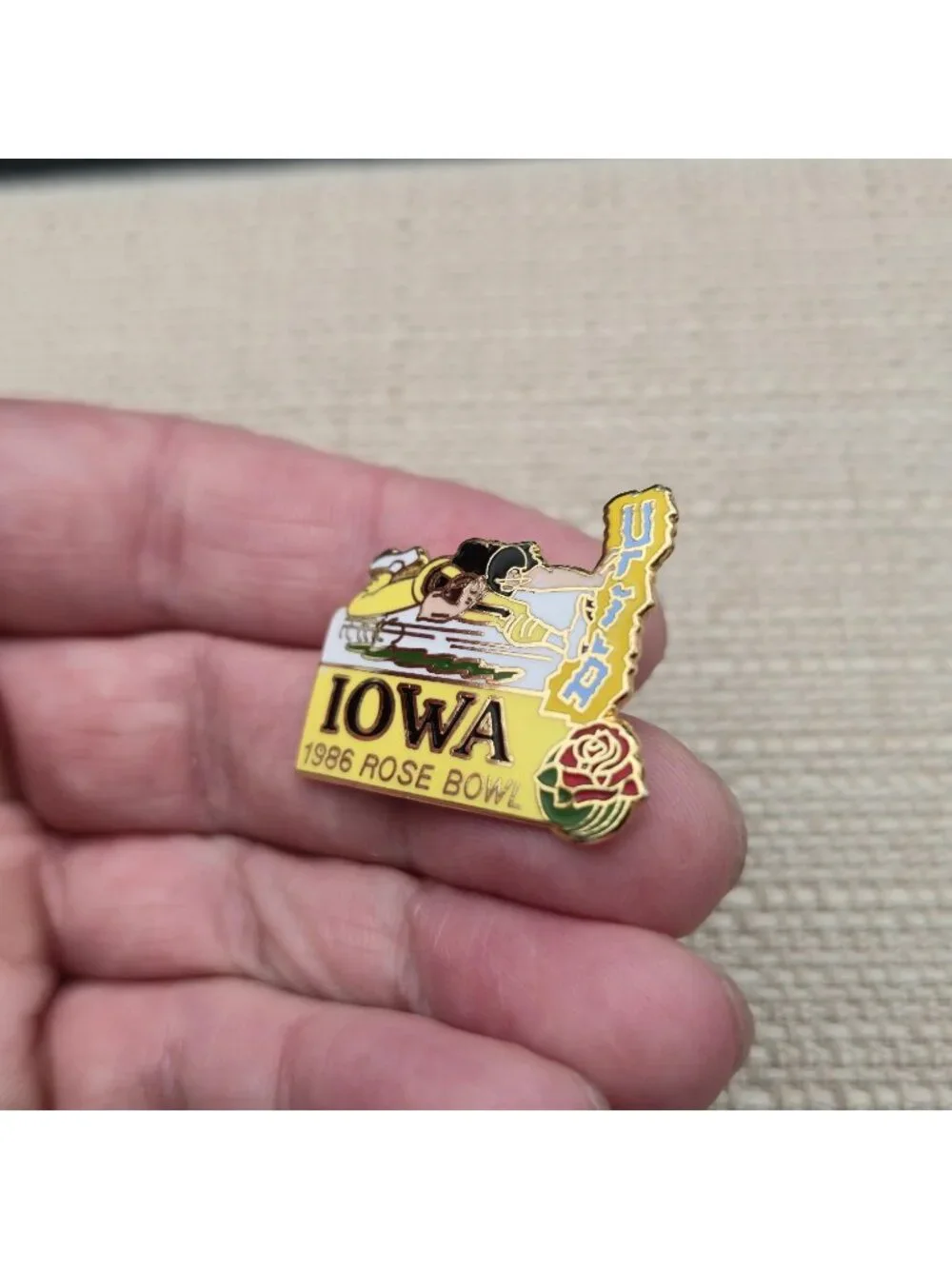 Iowa Hawkeyes 1986 Rose Bowl Vintage Enamel Lapel Pin A8069